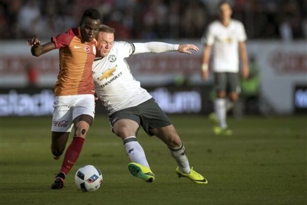 Manchester United's Wayne Rooney, right, vies for the ball with Galatasaray's Hakan Balta during their pre-season friendly soccer match at the Ullevi Stadium, in Gothenburg, Sweden, Sunday, July 30, 2016. (Bjorn Larsson Rosvall/TT News Agency via AP)