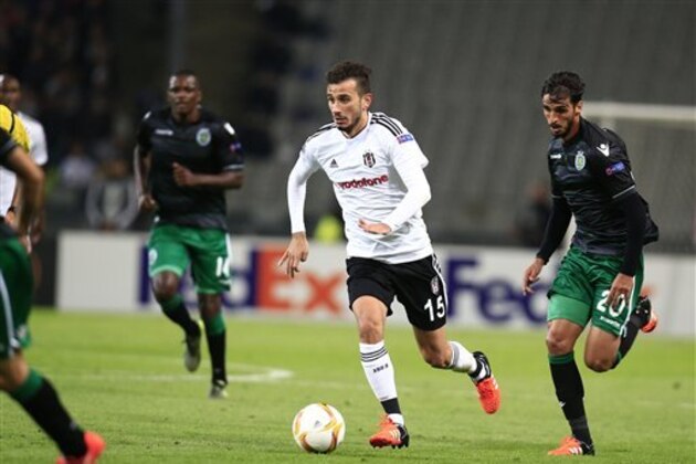 Besiktas Oguzhan Ozyakup, center, controls the ball during an Europa League Group H soccer match against Sporting Portugal at the Ataturk Olimpiyat Stadium in Istanbul, Turkey, Thursday, Oct. 1, 2015. The match ended 1-1 draw. (AP Photo/Lefteris Pitarakis)
