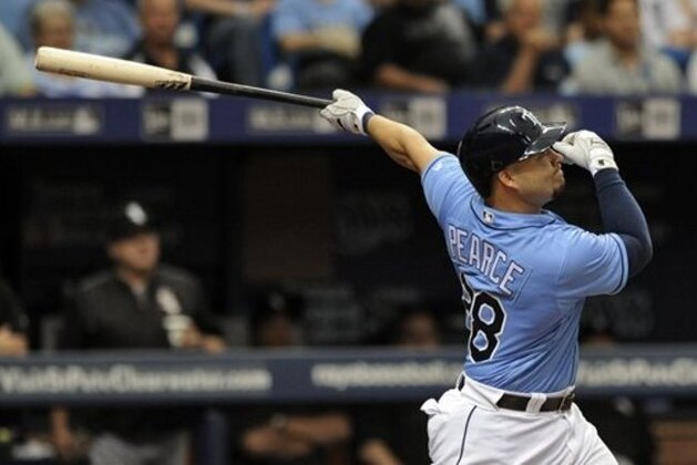 Steve Pearce de los Rays de Tampa Bay conecta un doble ante José Quintana de los Medias Blancas de Chicago el domingo 17 de abril de 2016. (AP Photo/Steve Nesius)