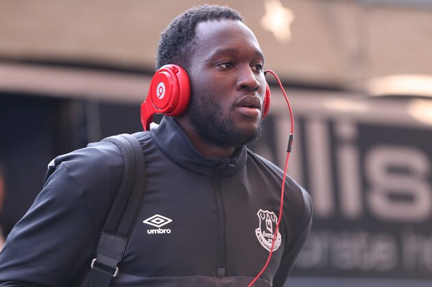 SUNDERLAND, ENGLAND - MAY 11: Romelu Lukaku of Everton arrives for the Barclays Premier League match between Sunderland and Everton at the Stadium of Light on May 11, 2016 in Sunderland, England.  (Photo by Ian MacNicol/Getty Images)