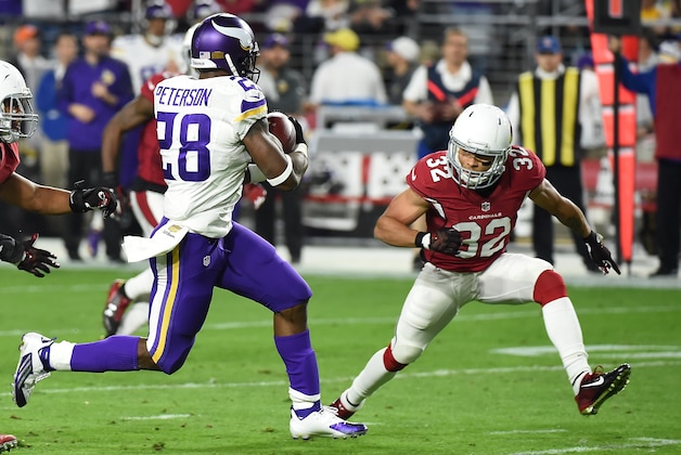 GLENDALE, AZ - DECEMBER 10:  Tyrann Mathieu #32 of the Arizona Cardinals gets ready to make a tackle against Adrian Peterson #28 of the Minnesota Vikings at University of Phoenix Stadium on December 10, 2015 in Glendale, Arizona.  (Photo by Norm Hall/Getty Images)