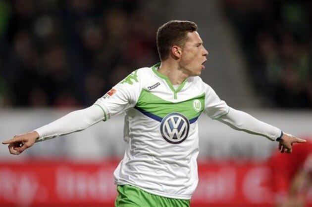 Wolfsburg’s Julian Draxler, celebrates after scoring the opening goal during the German Bundesliga soccer match between VfL Wolfsburg and 1. FC Cologne in Wolfsburg, Germany, Sunday, Jan. 31, 2016. (AP Photo/Michael Sohn)