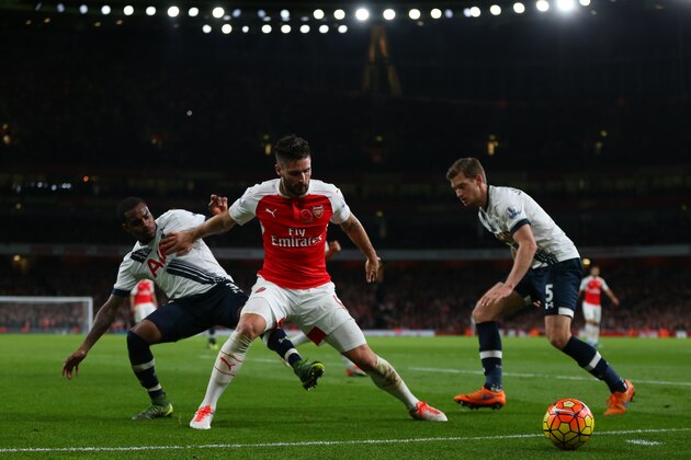 LONDON, ENGLAND - NOVEMBER 08:  Olivier Giroud of Arsenal in action with Danny Rose and Jan Vertonghen of Tottenham Hotspur during the Barclays Premier League match between Arsenal and Tottenham Hotspur at Emirates Stadium on November 8, 2015 in London, England.  (Photo by Catherine Ivill - AMA/Getty Images)