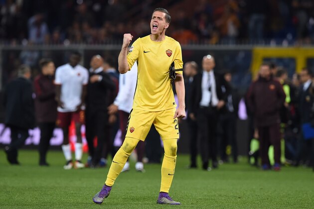 GENOA, ITALY - MAY 02:  Wojciech Szczesny of AS Roma celebrates victory at the end of the Serie A match between Genoa CFC and AS Roma at Stadio Luigi Ferraris on May 2, 2016 in Genoa, Italy.  (Photo by Valerio Pennicino/Getty Images)