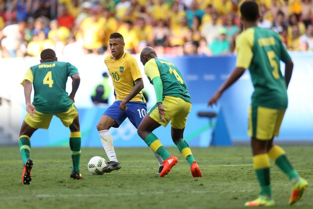 BRASILIA, BRAZIL - AUGUST 04: Neymar Jr. #10 of Brazil controls the ball against South Africa at Mane Garrincha Stadium on August 4, 2016 in Brasilia, Brazil. (Photo by Celso Junior/Getty Images)