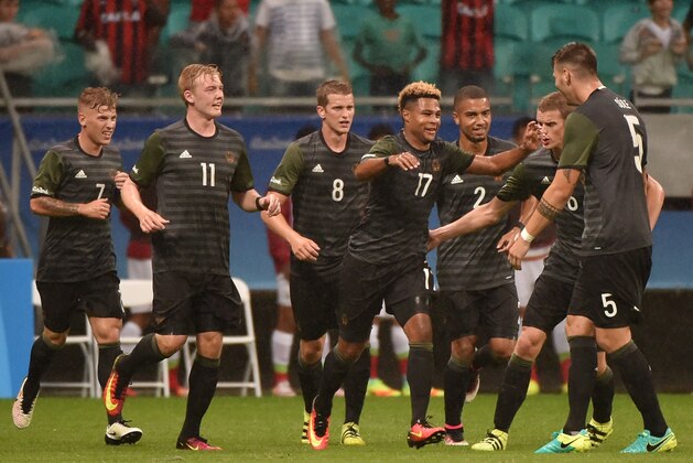 Serge Gnabry (#17) of Germany celebrates with teammates his goal against Mexico during the Rio 2016 Olympic Games mens first round Group C football match Mexico vs Germany, at the Arena Fonte Nova Stadium in Salvador, Brazil on August 4, 2016. / AFP / NELSON ALMEIDA        (Photo credit should read NELSON ALMEIDA/AFP/Getty Images)
