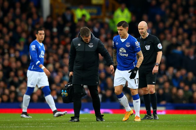 LIVERPOOL, ENGLAND - JANUARY 24:  Muhamed Besic of Everton leaves the pitch after picking up an injury early in the Barclays Premier League match between Everton and Swansea City at Goodison Park on January 24, 2016 in Liverpool, England.  (Photo by Alex Livesey/Getty Images)