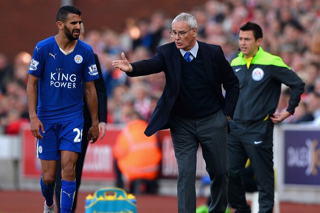 STOKE ON TRENT, ENGLAND - SEPTEMBER 19: Claudio Ranieri Manager of Leicester City instructs his player Riyad Mahrez during the Barclays Premier League match between Stoke City and Leicester City at Britannia Stadium on September 19, 2015 in Stoke on Trent, United Kingdom.  (Photo by Gareth Copley/Getty Images)