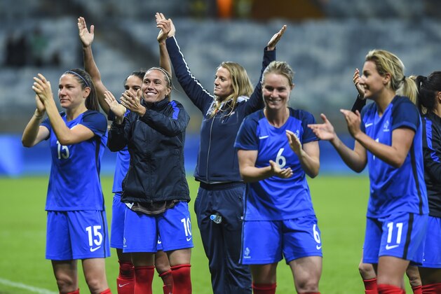 BELO HORIZONTE, BRAZIL - AUGUST 03: Team France celebrates on the pitch after their 4-0 win in Women's Group G first round match between France and Colombia as part of Women's Football - Olympics at Mineirao Stadium on August 3, 2016 in Belo Horizonte, Brazil. (Photo by Pedro Vilela/Getty Images)