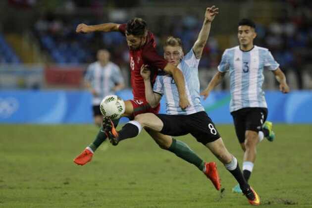 Portugal's Pite, left, and Argentina's Santiago Ascacibar fight for the ball during a group D match of the men's Olympic football tournament between Portugal and Argentina at the Rio Olympic Stadium in Rio De Janeiro, Brazil, Thursday, Aug. 4, 2016. (AP Photo/Leo Correa)