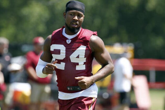 Washington Redskins cornerback Josh Norman, center, runs during practice at the team's NFL football training facility at Redskins Park, Wednesday, June 8, 2016 in Ashburn, Va. (AP Photo/Alex Brandon)