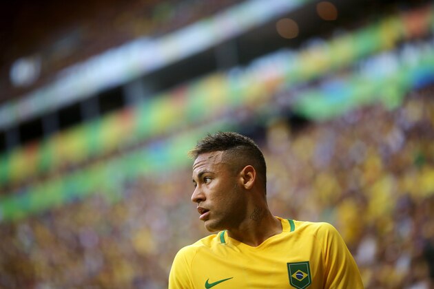 BRASILIA, BRAZIL - AUGUST 04:  Neymar Jr. #10  of Brazil at Mane Garrincha Stadium on August 4, 2016 in Brasilia, Brazil. (Photo by Celso Junior/Getty Images)