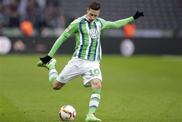 Wolfsburg’s Julian Draxler plays the ball during the German Bundesliga soccer match between Hertha BSC Berlin and VfL Wolfsburg in Berlin, Germany, Saturday, Feb. 20, 2016. (AP Photo/Michael Sohn)