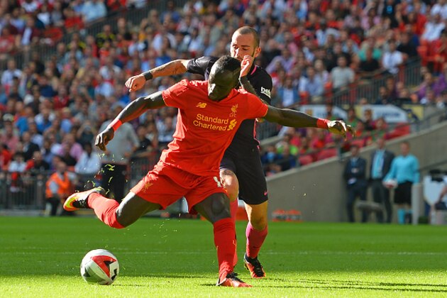 Liverpool's Senegalese midfielder Sadio Mane shoots to score the opening goal of the pre-season International Champions Cup football match between Spanish champions, Barcelona and Liverpool at Wembley stadium in London on August 6, 2016. / AFP / Glyn KIRK        (Photo credit should read GLYN KIRK/AFP/Getty Images)