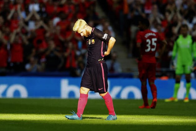 Barcelona's Lionel Messi leaves the pitch during the International Champions Cup soccer match between Liverpool and Barcelona at Wembley stadium in London, Saturday, Aug. 6, 2016 . (AP Photo/Frank Augstein)