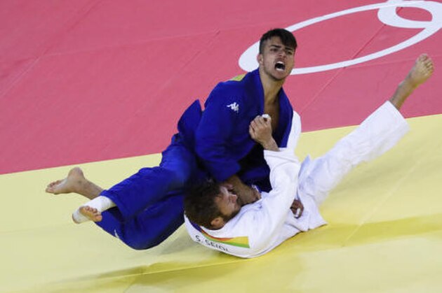 Germany's Sebastian Seidl, white, competes against Italy's Fabio Basile during the men's 66-kg judo competition at at the 2016 Summer Olympics in Rio de Janeiro, Brazil, Sunday, Aug. 7, 2016. (AP Photo/Markus Schreiber)