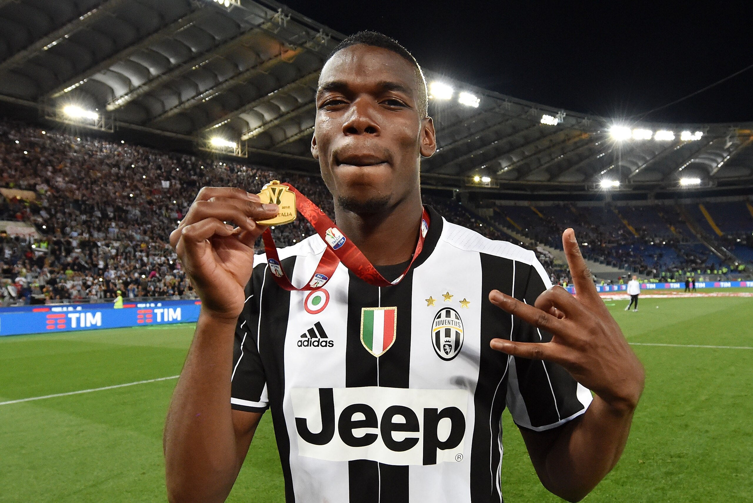 ROME, ITALY - MAY 21:  Paul Pogba of Juventus FC celebrates the victory after the TIM Cup match between AC Milan and Juventus FC at Stadio Olimpico on May 21, 2016 in Rome, Italy.  (Photo by Giuseppe Bellini/Getty Images)
