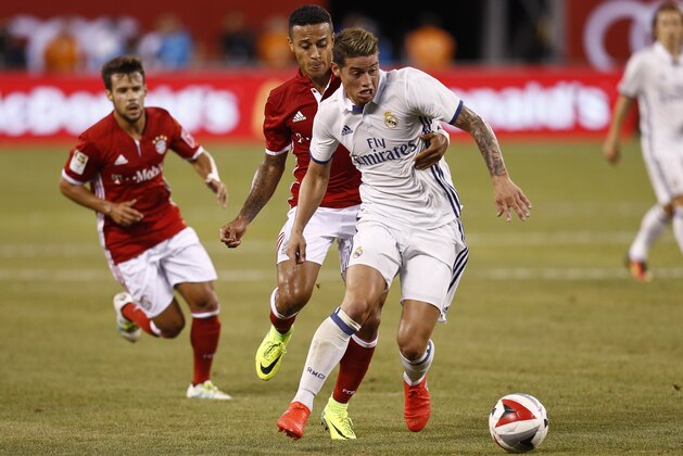 EAST RUTHERFORD, NJ - AUGUST 03: Thiago Alcantara #6 of Bayern Munich grabs James Rodriguez #10 of Real Madrid during their International Champions Cup match at MetLife Stadium on August 3, 2016 in East Rutherford, New Jersey. (Photo by Jeff Zelevansky/Getty Images)