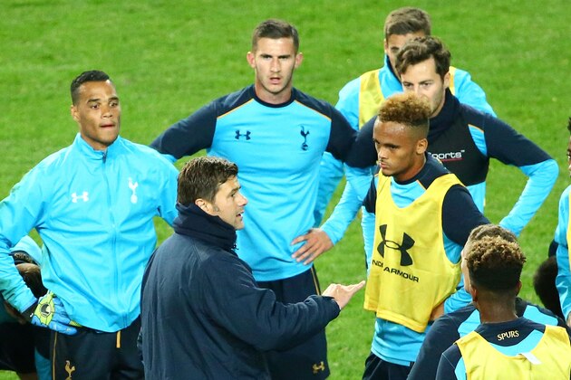 MELBOURNE, AUSTRALIA - JULY 25:  Tottenham Team Manager, Mauricio Pochettino speaks to his team during a Tottenham Hotspur training session at AAMI Park on July 25, 2016 in Melbourne, Australia.  (Photo by Scott Barbour/Getty Images)
