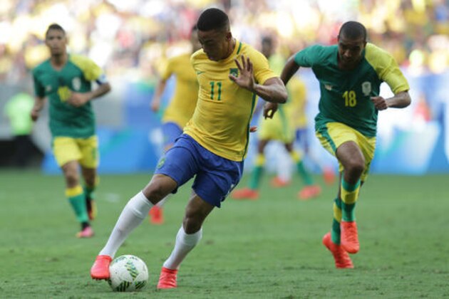 Brazil's Gabriel Jesus, left, dribbles the ball during a group A match of the men's Olympic football tournament between Brazil and South Africa at the National stadium, in Brasilia, Brazil, Thursday, Aug. 4, 2016. (AP Photo/Eraldo Peres)