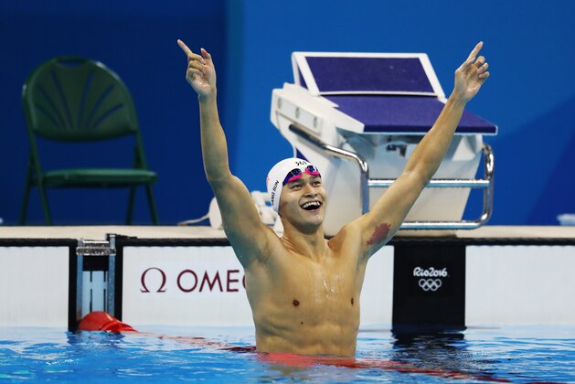 RIO DE JANEIRO, BRAZIL - AUGUST 08:  Sun Yang of China celebrates after he wins the Men's 200m Freestyle on Day 3 of the Rio 2016 Olympic Games at the Olympic Aquatics Stadium on August 8, 2016 in Rio de Janeiro, Brazil. (Photo by Ian MacNicol/Getty Images)
