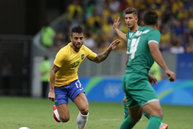 Brazil's Felipe Anderson, left, goes for the ball past Iraq's Suad Natiq and Dhurgham Ismael during a group A match of the men's Olympic football tournament between Brazil and Iraq at the National Stadium in Brasilia, Brazil, Sunday, Aug. 7, 2016. (AP Photo/Eraldo Peres)