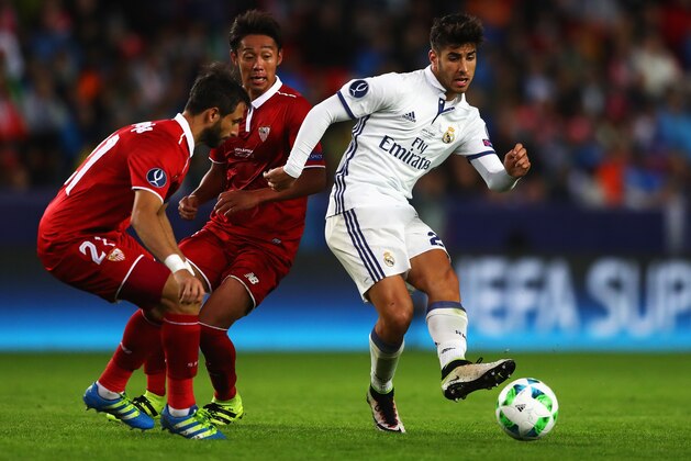 TRONDHEIM, NORWAY - AUGUST 09: Marco Asensio of Real Madrid is challenged by Hiroshi Kiyotake and Nicolas Pareja (L) of Sevilla during the UEFA Super Cup match between Real Madrid and Sevilla at Lerkendal Stadion on August 9, 2016 in Trondheim, Norway.  (Photo by Michael Steele/Getty Images)