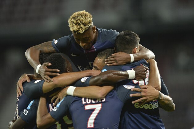 Paris Saint-Germain players celebrate their goal during the French Trophy of Champions football match between Olympique de Lyon and Paris Saint-Germain at Worthersee Stadion in Klagenfurt, on August 6, 2016. / AFP / SAMUEL KUBANI        (Photo credit should read SAMUEL KUBANI/AFP/Getty Images)