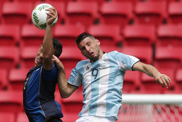 Argentina's Jonathan Calleri, right, and Honduras' Jhonatan Paz go for a header during a Group D match of the men's Olympic football tournament between Argentina and Honduras at the National Stadium, in Brasilia, Brazil, Wednesday, Aug. 10, 2016. (AP Photo/Eraldo Peres)