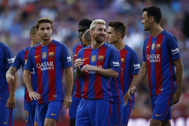 FC Barcelona's Lionel Messi, center, smiles before the Joan Gamper Trophy friendly soccer match between FC Barcelona and Sampdoria at the Camp Nou in Barcelona, Spain, Wednesday, Aug. 10, 2016. (AP Photo/Manu Fernandez)