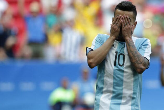Argentina's Angel Correa reacts after missing a penalty kick during a Group D match of the men's Olympic football tournament between Argentina and Honduras at the National Stadium, in Brasilia, Brazil, Wednesday, Aug. 10, 2016. The game ended in a 1-1 draw.  (AP Photo/Eraldo Peres)