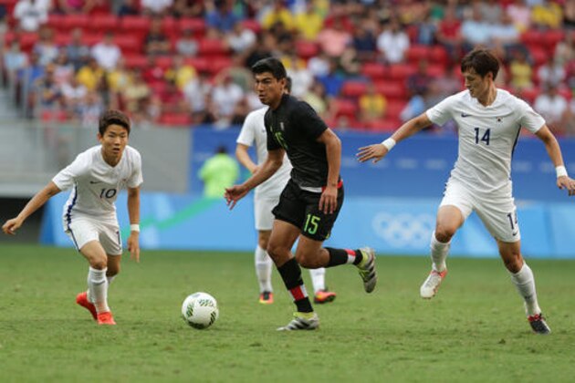 Mexico's Erick Gutierrez, center, dribbles the ball past South Korea's Park Yongwoo, right, and South Korea's Ryu Seungwoo during a group C match of the men's Olympic football tournament between South Korea and Mexico at the National Stadium in Brasilia, Brazil, Wednesday, Aug. 10, 2016. (AP Photo/Eraldo Peres)