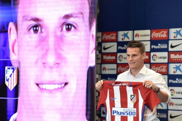 Atletico de Madrid's new signing French forward Kevin Gameiro poses with his new jersey during his presentation at the Vicente Calderon stadium in Madrid on July 31, 2016. / AFP / GERARD JULIEN        (Photo credit should read GERARD JULIEN/AFP/Getty Images)
