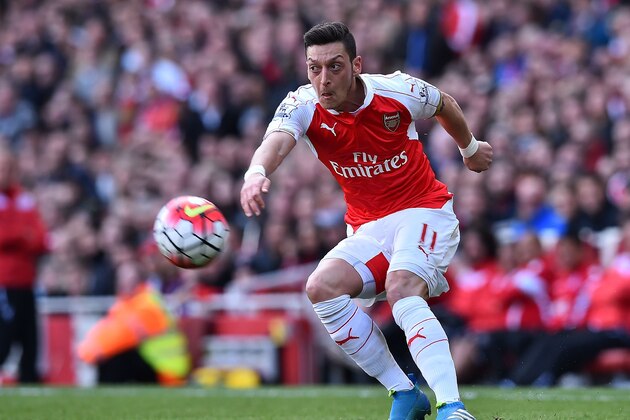 Arsenal's German midfielder Mesut Ozil controls the ball during the English Premier League football match between Arsenal and Crystal Palace at the Emirates Stadium in London on April 17, 2016.  / AFP / BEN STANSALL / RESTRICTED TO EDITORIAL USE. No use with unauthorized audio, video, data, fixture lists, club/league logos or 'live' services. Online in-match use limited to 75 images, no video emulation. No use in betting, games or single club/league/player publications.  /         (Photo credit should read BEN STANSALL/AFP/Getty Images)