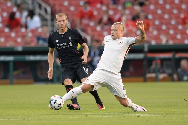 Roma midfielder Radja Nainggolan (4) vies for the ball against Liverpool during their friendly soccer match at Busch Stadium in St. Louis, Missouri on August 1, 2016. / AFP / Michael B. Thomas        (Photo credit should read MICHAEL B. THOMAS/AFP/Getty Images)