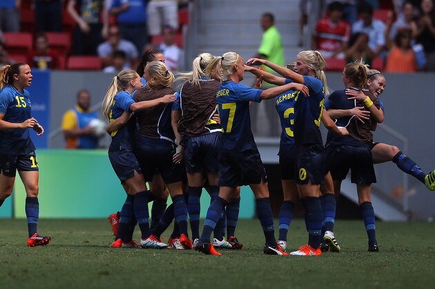 BRASILIA, BRAZIL - AUGUST 12:  Stina Blackstenius #11 of Sweden celebrates her goal with teammates in the second half against the United States during the Women's Football Quarterfinal match at Mane Garrincha Stadium on Day 7 of the Rio 2016 Olympic Games on August 12, 2016 in Brasilia, Brazil.  (Photo by Celso Junior/Getty Images)