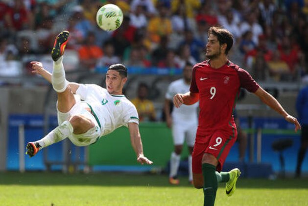 Algeria's Mohammed Benkablia, left, does a bicycle kick as Portugal's Paciencia looks on during a group D match of the men's Olympic football tournament between Argelia and Portugal at the Mineirao Stadium in Belo Horizonte, Brazil, Wednesday, Aug. 10, 2016. the game ended in a 1-1 draw. (AP Photo/Eugenio Savio)