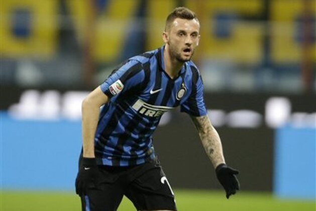 Inter Milan's Marcelo Brozovic controls the ball during the Serie A soccer match between Inter Milan and Bologna at the San Siro stadium in Milan, Italy, Saturday, March 12, 2016. (AP Photo/Antonio Calanni)