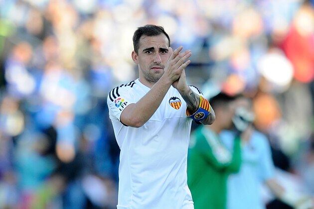 GETAFE, SPAIN - APRIL 24:  Paco Alcacer of Valencia applauds fans after Valencia drew 2-2 with Getafe CF during the La Liga match between Getafe CF and Valencia CF at Coliseum Alfonso Perez on April 24, 2016 in Getafe, Spain.  (Photo by Denis Doyle/Getty Images)
