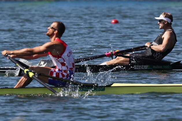 RIO DE JANEIRO, BRAZIL - AUGUST 13:  Mahe Drysdale (R) of New Zealand and Damir Martin (L) of Croatia compete in the Men's Single Sculls Final A on Day 8 of the Rio 2016 Olympic Games at the Lagoa Stadium on August 13, 2016 in Rio de Janeiro, Brazil.  (Photo by Buda Mendes/Getty Images)