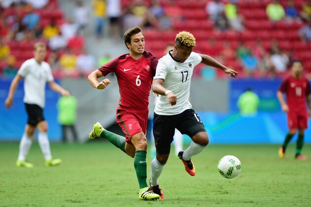BRASILIA, DISTRITO FEDERAL - AUGUST 13: Serge Gnabry #17 of Germany controls the ball against Tomas Martins Podstawski #6 of Portugal in the first half during the Men's Football Quarterfinal match on Day 8 of the Rio 2016 Olympic Games at Mane Garrincha Stadium on August 13, 2016 in Brasilia, Brazil.  (Photo by Bruno Zanardo/Getty Images)