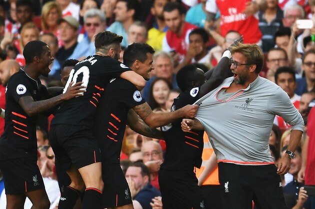 LONDON, ENGLAND - AUGUST 14:  Sadio Mane of Liverpool and team mates celebrate his goal with Jurgen Klopp, Manager of Liverpool during the Premier League match between Arsenal and Liverpool at Emirates Stadium on August 14, 2016 in London, England.  (Photo by Mike Hewitt/Getty Images)