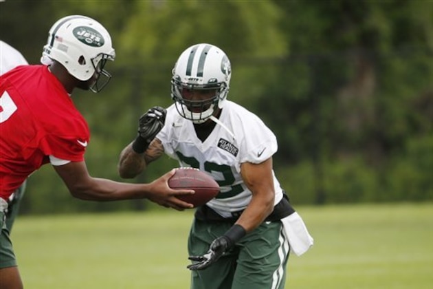 New York Jets quarterback Geno Smith, left, hands off the ball to running back Mat Forte during NFL football practice, Wednesday, June 8, 2016, in Florham Park, N.J. (AP Photo/Julio Cortez)