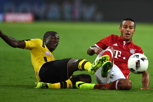 Bayern Munich's Spanish midfielder Thiago Alcantara (r) fights for the ball with Dortmund's Columbian striker Adrian Ramos during the German Super Cup football match final Borussia Dortmund vs FC Bayern Munich in Dortmund on August 14, 2016. / AFP / PATRIK STOLLARZ / RESTRICTIONS: DURING MATCH TIME: DFL RULES TO LIMIT THE ONLINE USAGE TO 15 PICTURES PER MATCH AND FORBID IMAGE SEQUENCES TO SIMULATE VIDEO. == RESTRICTED TO EDITORIAL USE == FOR FURTHER QUERIES PLEASE CONTACT DFL DIRECTLY AT + 49 69 650050
        (Photo credit should read PATRIK STOLLARZ/AFP/Getty Images)