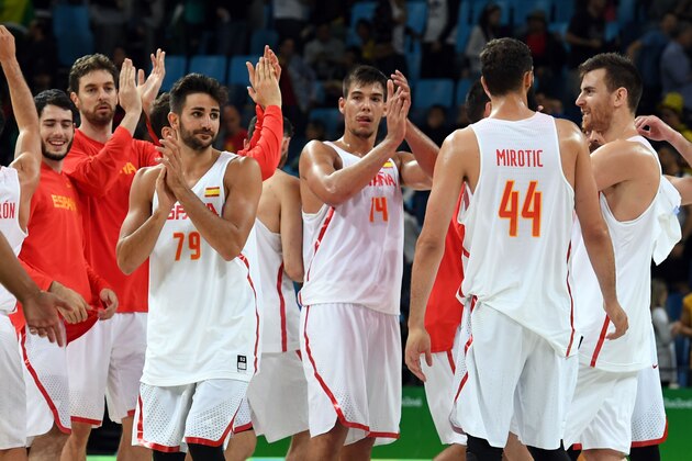 Spain's centre Pau Gasol (Rear L), Spain's point guard Ricky Rubio (3rd L), Spain's centre Willy Hernangomez (C) and Spain's power forward Nikola Mirotic (2nd R) acknowledge the public after a Men's round Group B basketball match between Spain and Lithuania at the Carioca Arena 1 in Rio de Janeiro on August 13, 2016 during the Rio 2016 Olympic Games. / AFP / Mark RALSTON (Photo credit should read MARK RALSTON/AFP/Getty Images) Spain's centre Pau Gasol (Rear L), Spain's point guard Ricky Rubio (3rd L), Spain's centre Willy Hernangomez (C) and Spain's power forward Nikola Mirotic (2nd R) acknowledge the public after a Men's round Group B basketball match between Spain and Lithuania at the Carioca Arena 1 in Rio de Janeiro on August 13, 2016 during the Rio 2016 Olympic Games. / AFP / Mark RALSTON (Photo credit should read MARK RALSTON/AFP/Getty Images)