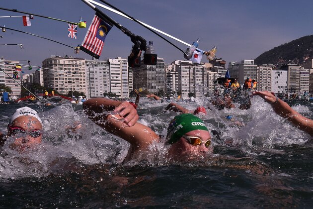 Swimmers compete during the Women's 10km marathon swimming as part of the Open Water event in Copacabana on August 15, 2016 during the Olympic Games in Rio de Janeiro.  / AFP / YASUYOSHI CHIBA        (Photo credit should read YASUYOSHI CHIBA/AFP/Getty Images)