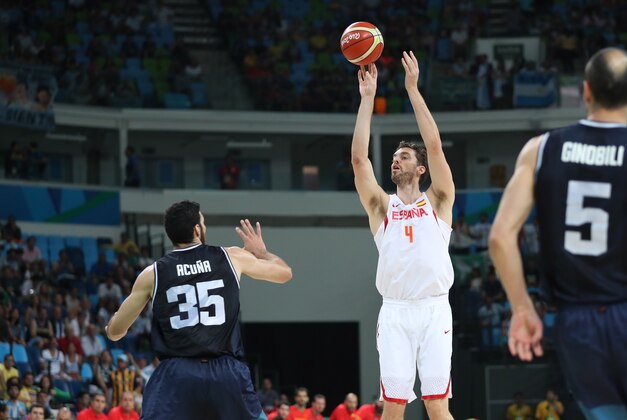 Aug 15, 2016; Rio de Janeiro, Brazil; Spain center Pau Gasol (4) shoots the ball over Argentina center Roberto Acuna (35) during the men's preliminary in the Rio 2016 Summer Olympic Games at Carioca Arena 1. Mandatory Credit: Jeff Swinger-USA TODAY Sports Aug 15, 2016; Rio de Janeiro, Brazil; Spain center Pau Gasol (4) shoots the ball over Argentina center Roberto Acuna (35) during the men's preliminary in the Rio 2016 Summer Olympic Games at Carioca Arena 1. Mandatory Credit: Jeff Swinger-USA TODAY Sports