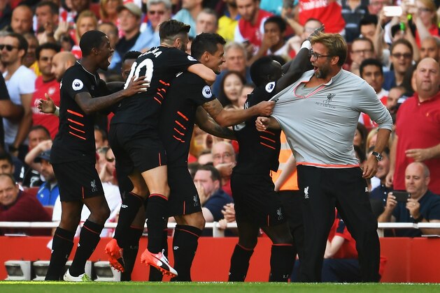 LONDON, ENGLAND - AUGUST 14:  Sadio Mane of Liverpool and team mates celebrate his goal with Jurgen Klopp, Manager of Liverpool during the Premier League match between Arsenal and Liverpool at Emirates Stadium on August 14, 2016 in London, England.  (Photo by Mike Hewitt/Getty Images)