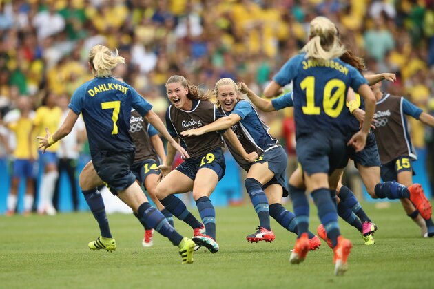 RIO DE JANEIRO, BRAZIL - AUGUST 16:  Lisa Dahlkvist of Sweden (L) and her teammates celebrate victory in the Women's Football Semi Final between Brazil and Sweden on Day 11 of the Rio 2016 Olympic Games at Maracana Stadium on August 16, 2016 in Rio de Janeiro, Brazil.  (Photo by Mark Kolbe/Getty Images)