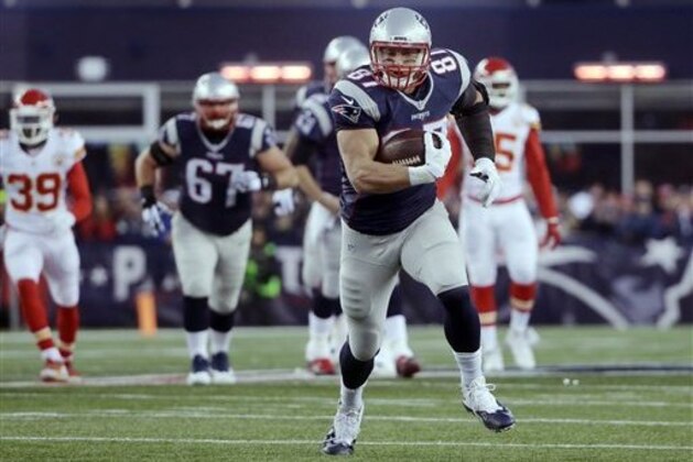 ARCHIVO - En imagen de archivo del sábado 16 de enero de 2016, el tight end Rob Gronkowski, de los Patriots de Nueva Inglaterra, corre tras atrapar un pase ante los Chiefs de Kansas City en el juego de campeonato divisional de postemporada en Foxborough, Massachusetts. Gronkowski mostrará dos facetas de su personalidad en las portadas del videojuego Madden NFL 17 y en la revista GQ, se anunció el jueves 12 de mayo de 2016. (AP Photo/Steven Senne, File)